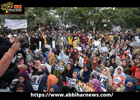  पाकिस्तान में सरकार के खिलाफ प्रदर्शन के दौरान लोगों के हाथों में दिखी मोदी की तस्वीर,जानें क्यों?