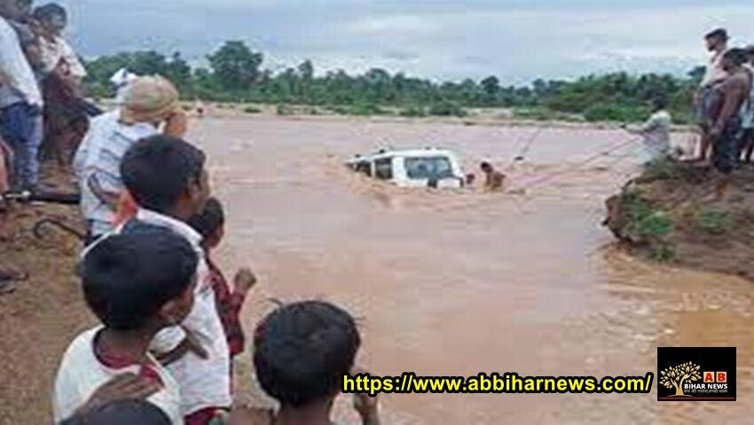  बारात लेकर जा रही बोलेरो धरधरी नदी में बही, लोगों ने कूद कर अपनी जान बचाई