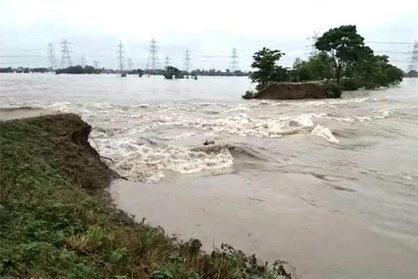  बिहार में लगातार बारिश के कारण कई नदियां खतरे के निशान से ऊपर