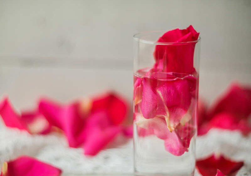  स्किन और बाल के समस्याओं को दूर करने के लिए गुलाब जल का इस्तेमाल करें