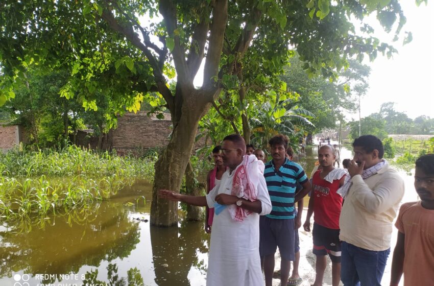  सोनपुर विधायक डॉ रामानुज प्रसाद बाढ़ प्रभावित क्षेत्रों का दौरा करने पहुचे