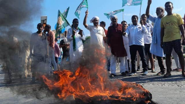  बिहार के कई जिलों में दिखने लगा भारत बंद का असर, सड़कों पर जगह -जगह टायर जलाकर प्रदर्शन कर रहे विरोधी