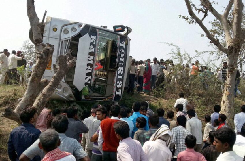  बिहार : बक्सर जिले में आज सुबह यात्रियों से भरी बस पलटी, 15 यात्रीय घायल, गंगा स्नान कर लौट रहे थे सभी  लोग