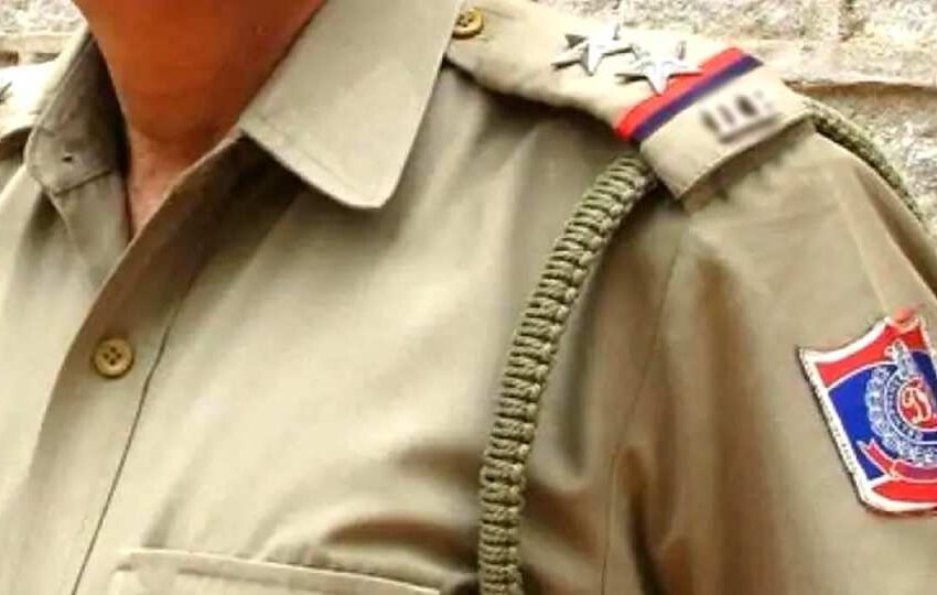  पुलिसकर्मी बनकर उगाही कर रहा युवक चढ़ा असली पुलिस के हत्थे, साथ में मिली शराब