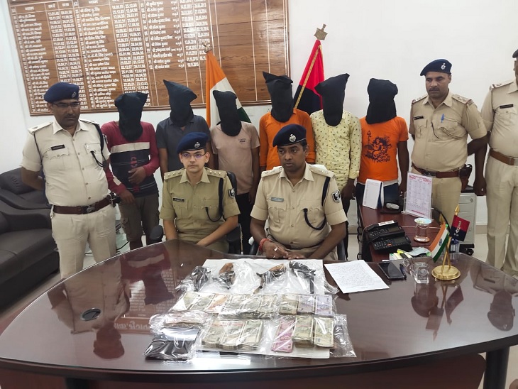  मुजफ्फरपुर : पुलिस ने स्प्रिट से शराब बनाकर बेचने वाले बड़े गिरोह का किया पर्दाफाश, पंचयात समिति सदस्य समेत 6 शराब माफिया गिरफ्तार