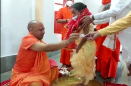 गोरखनाथ मंदिर : शारदीय नवरात्र की नवमी तिथि पर, CM योगी आदित्यनाथ ने पूरे विधि-विधान के साथ कन्याओं का किया पूजन