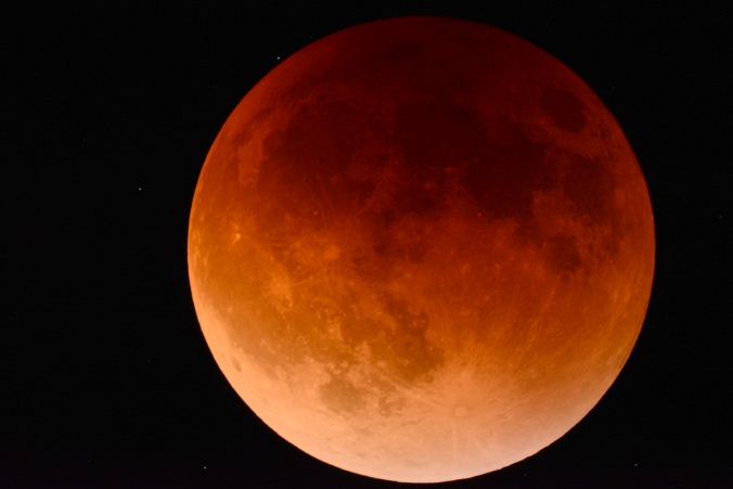  Lunar Eclipse 2021: कल 19 नवंबर को लगेगा इस साल का आखरी चंद्रग्रहण, जानें सही समय और सूतक काल