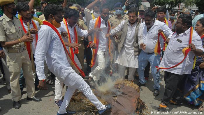  बिहार ; खाद को लेकर कई जिलों में किसानों ने किया  हंगामा, कई घंटे तक सड़क जाम