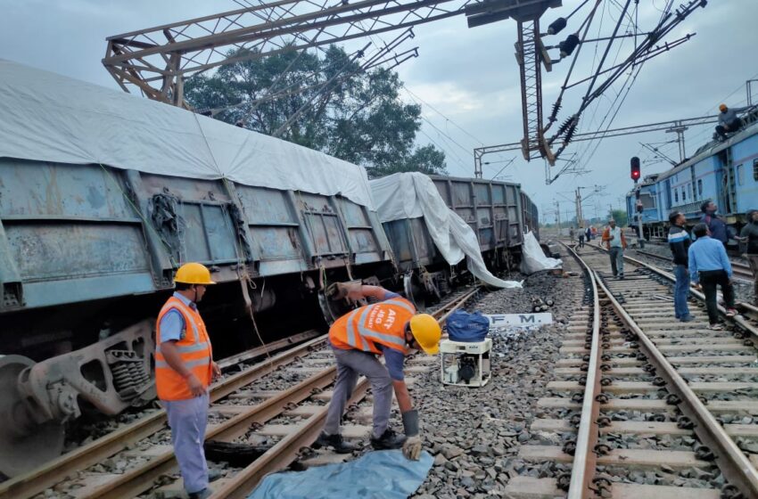  बिहार : अररिया में सीमेंट लदा  माल वाहक ट्रेन का एक डिब्बा  अचानक पलटा, 3 मजदूर घायल