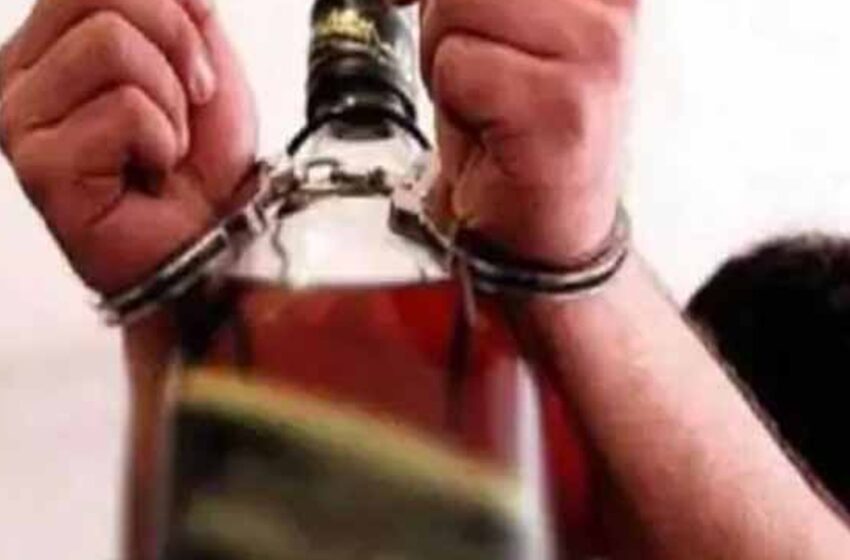  बिहार : समस्तीपुर रेल थाने में पुलिस की छापेमारी, शराब के साथ एक सिपाही गिरफ्तार