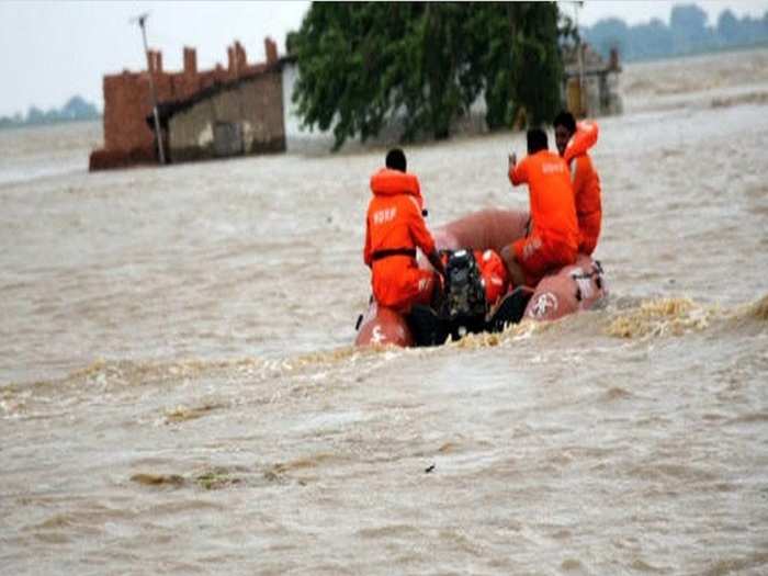  गोपालगंज : नाव पर ले जाया जा रहा ट्रैक्टर गंडक नदी में गिरा, 25 लोग थे सवार, 2 की मिली लाश