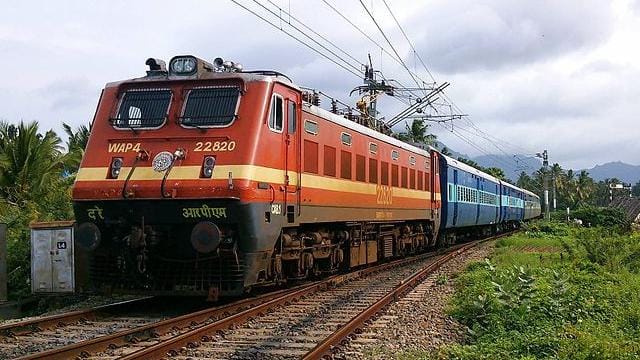  बिहार में बड़ा रेल हादसा टला, रेलवे ट्रैक पार कर रही थी स्कूल बस, अचानक आई ट्रेन