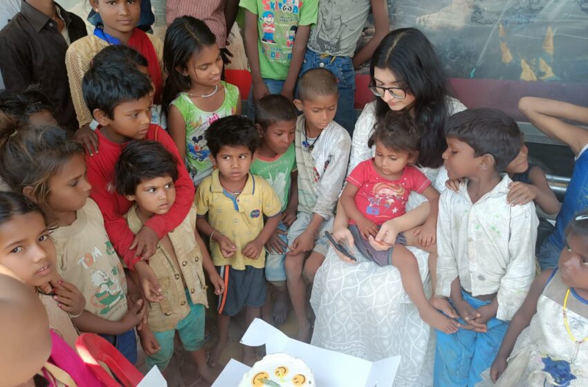  मानव अधिकार रक्षक ट्रस्ट के सदस्यों ने स्लम बस्तियों के बच्चों के बीच मिठाइ का वितरण किया