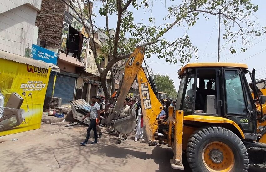  राजस्थान से शुरू हुई मंदिर और बुलडोजर विवाद दिल्ली तक पहुंची, मंदिर गिराने के नोटिस पर बोली जनता ‘हम बुलडोजर के आगे खड़े जाएंगे’