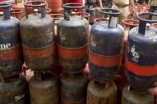  बिहार : 200 रुपये सस्ता हुआ कमर्शियल  LPG सिलेंडर,जानें  पटना में गैस  के नए रेट