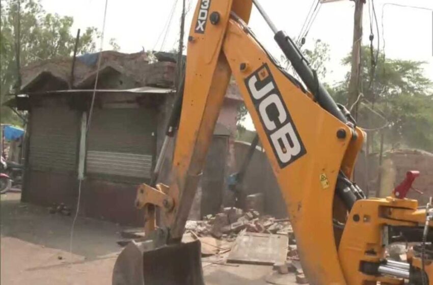  पटना में अतिक्रमण के खिलाफ JCB बुलडोजर से कार्रवाई, लोगों ने किया पथराव