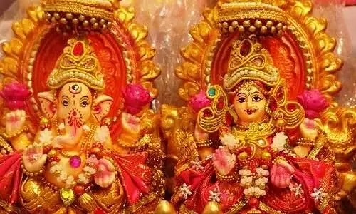  दीपावली  पर क्यों की जाती है मां लक्ष्मी और गणेश जी की पूजा साथ में ?  जानिए