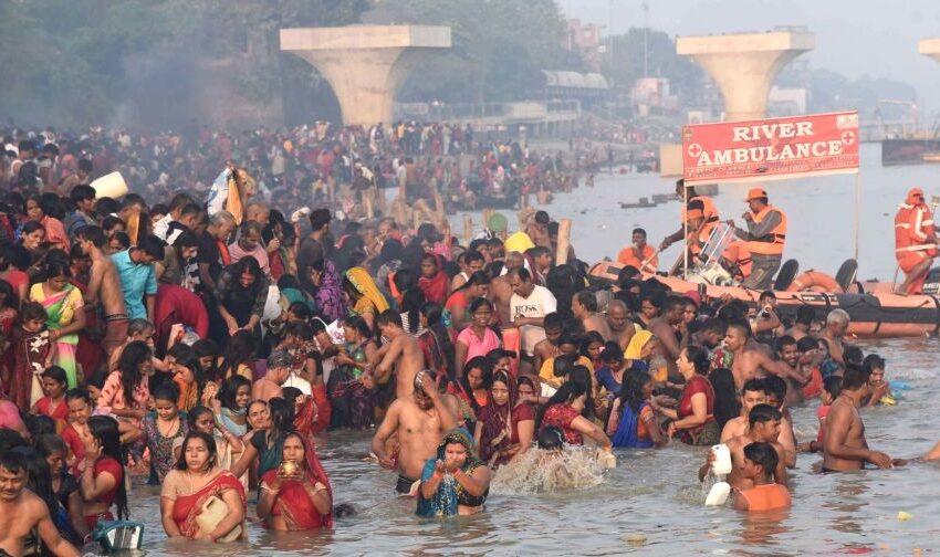  कार्तिक पूर्णिमा पर स्नान के लिए पटना गंगा घाट पर उमड़ी लाखों श्रद्धालुओं की भीड़