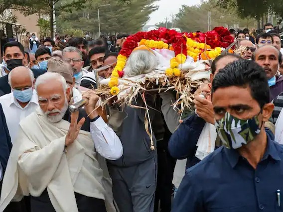  PM Modi Mother Death:पंचतत्व में विलीन हुईं मां हीराबेन, कंधा देते हुए दिखाई दिए पीएम मोदी