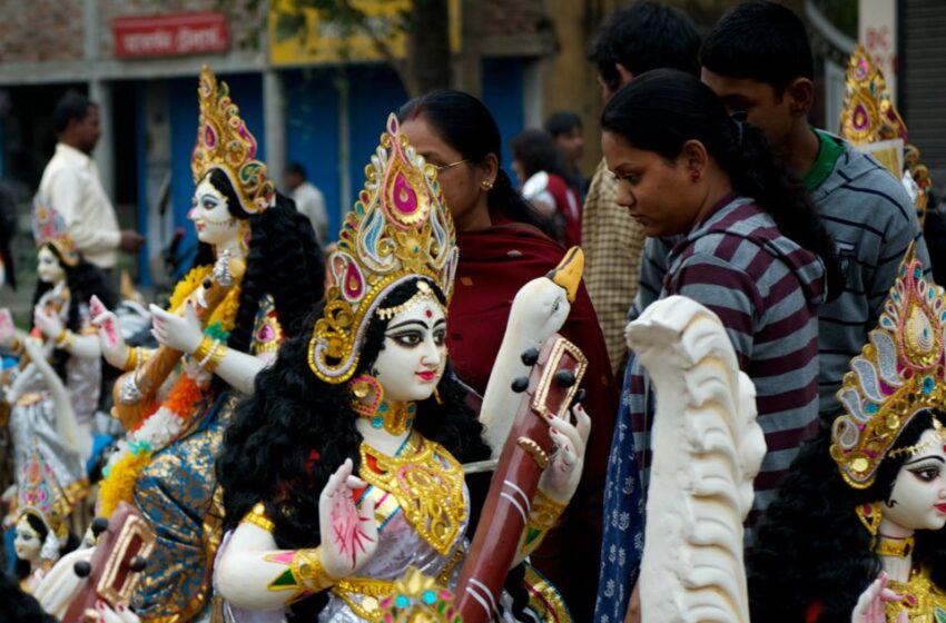  पटना में सरस्वती पूजा और गणतंत्र दिवस की तैयारियां जोरो पर,पूरा मार्केट मां शारदे की मूर्तियों से सजा