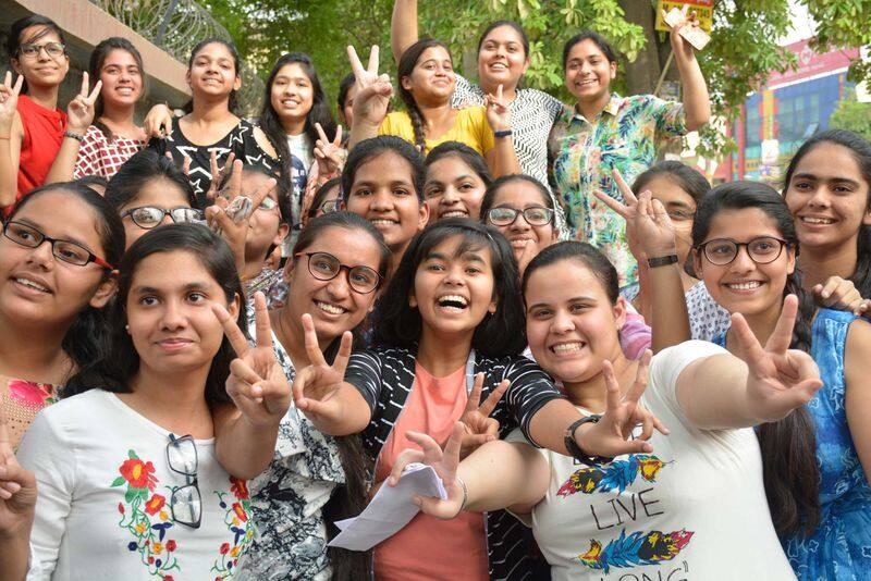  Bihar Board Science Topper 2023: खगड़िया की रहने वाली आयुषी नंदन ने साइंस में किया टॉप, कही ये बात..