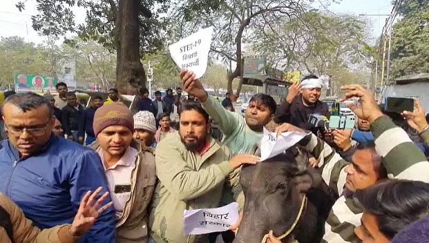  नई नियमावली पर शिक्षक अभ्यर्थियों का फूटा गुस्सा, चाचा भतीजा मुर्दाबाद का लगाए नारा