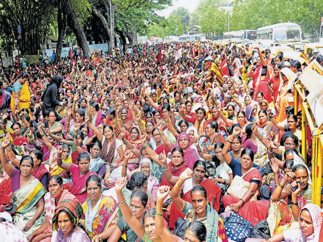  वेतन वृद्धि को लेकर महिला पर्यवेक्षिका धरना पर बैठी, मांगे पूरी नहीं हुई तो सचिवालय के सामने करेंगी आत्मदाह