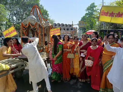  महावीर जयंती पर पटना के बांकरगंज जैन मंदिर से  बैंड बाजा के साथ निकली भगवान महावीर की भव्य रथयात्रा 