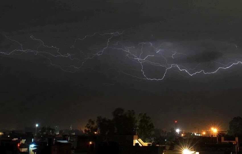  Bihar Weather:बिहार के कई जिलों में आंधी- पानी के साथ बिजली गिरने की आशंका, मौसम विभाग द्वारा  ऑरेंज अलर्ट जारी