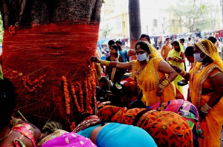  पटना : आज सुबह से ही वट सावित्री पूजा करने के उमड़ी सुहागिन महिलाओं कि भीड़