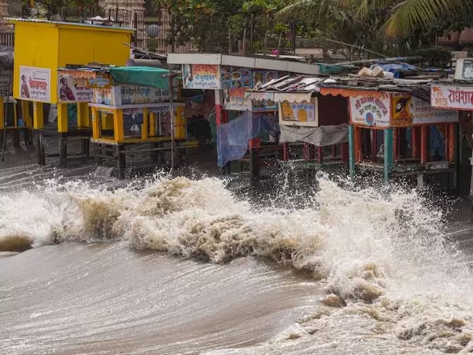  Biparjoy Cyclone:चक्रवाती तूफान बिपरजॉय ने गुजरात में जमकर मचाई तबाही, बेजुबानों की मौत, 22 लोग घायल…