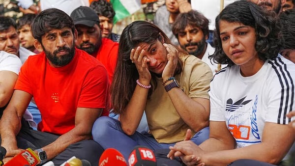  Wrestlers Protest:पहलवानों का आंदोलन जारी, बबीता फोगाट ने विपक्ष पर रेसलर्स को इस्तेमाल करने का लगाया आरोप 