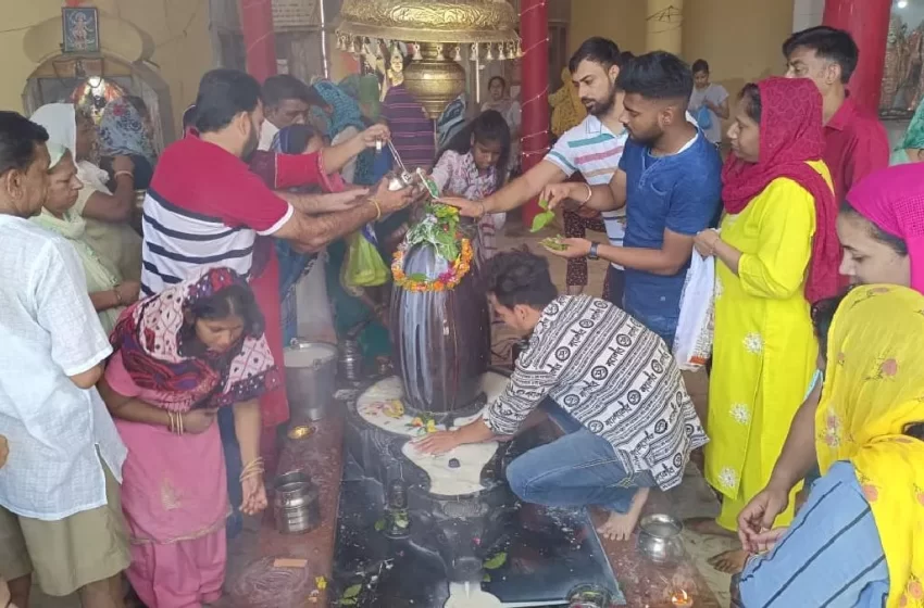  सावन की दूसरी सोमवारी पर शिवालयों में शिव भक्तों का तांता, मुजफ्फरपुर, समस्तीपुर में रात से ही लाइन लगे श्रद्धालु