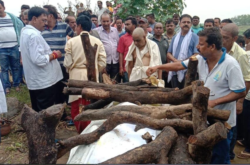  सदर विधायक के पिताजी के निधन पर कई गणमान्य पहुंच दिए श्रद्धांजलि