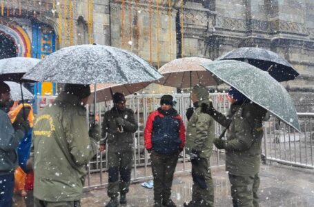 Kedarnath Weather:केदारनाथ धाम में दो दिन से हो रही  लगातार बारिश के कारण सोनप्रयाग और गौरीकुंड में रोकी गई यात्रा