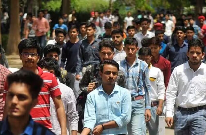  BPSC Teacher Exam: किसी ने स्टेशन पर बिताई रात, किसी ने बैठे-बैठे सुबह का किया इंतजार