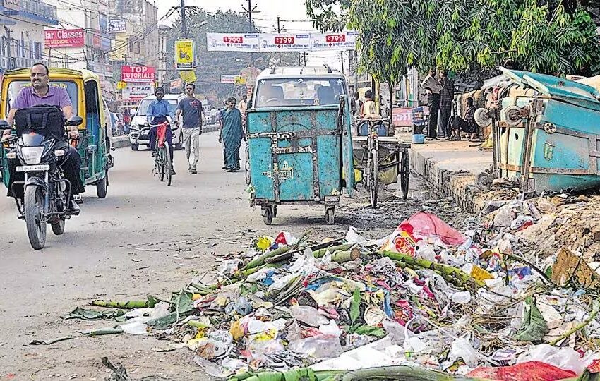  पटना : सड़क पर कचरा फेंकने वाले हो जाएं सावधान, आज से सड़क गंदा करने वालों पर लगेगा 500 का जुर्माना