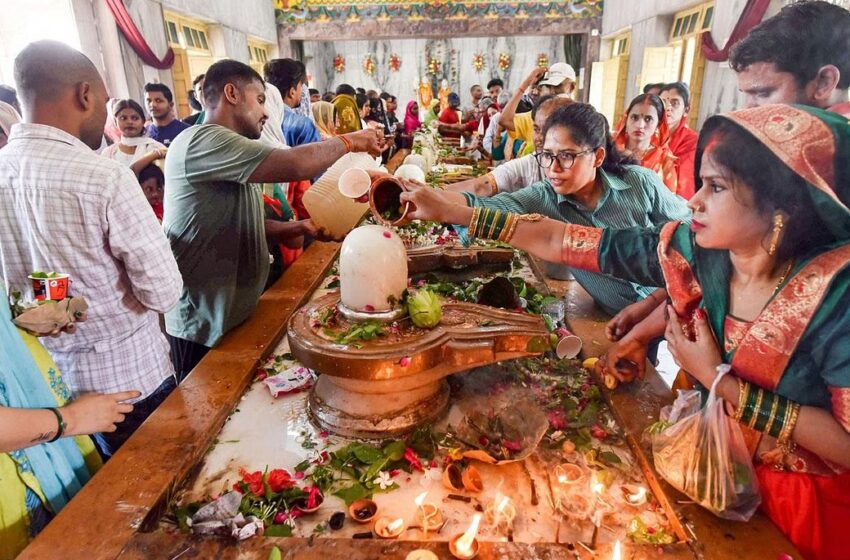  सावन के छठे सोमवार पर आज मंदिरों में जलाभिषेक के लिए उमड़े भक्तों के भीड़