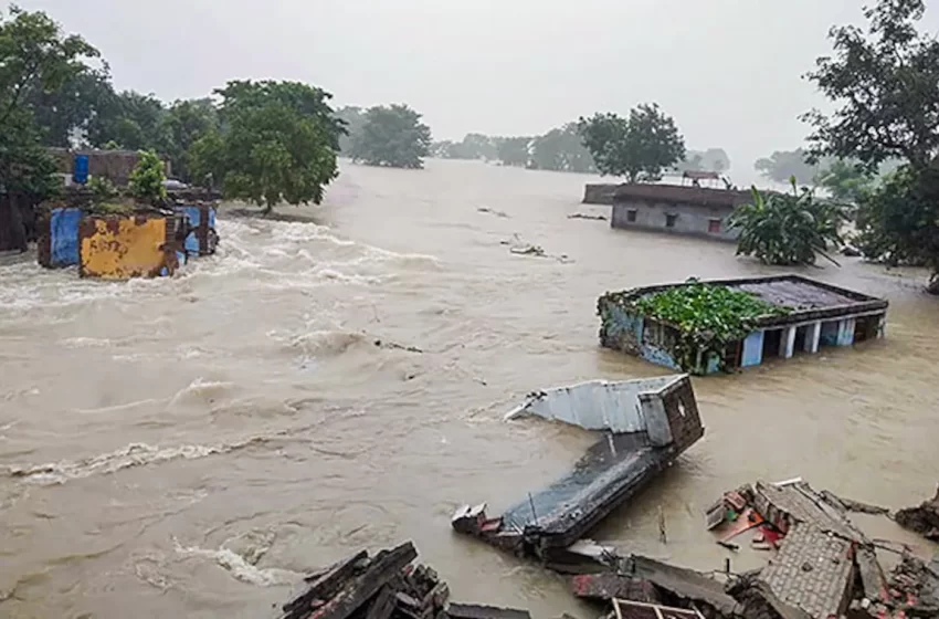  बिहार और नेपाल में लगातार हो रही बारिश के कारण बाढ़ जैसे हालात, कोसी डैम के 56 गेट खोले गए, 120 गाँव डूबे