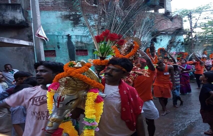  पटना कलेक्ट्रेट घाट से गंगाजल भरकर हजारों की संख्या में श्रद्धालु 54 फीट का कांवर को लेकर पहुंचे बिटेश्वरनाथ मंदिर