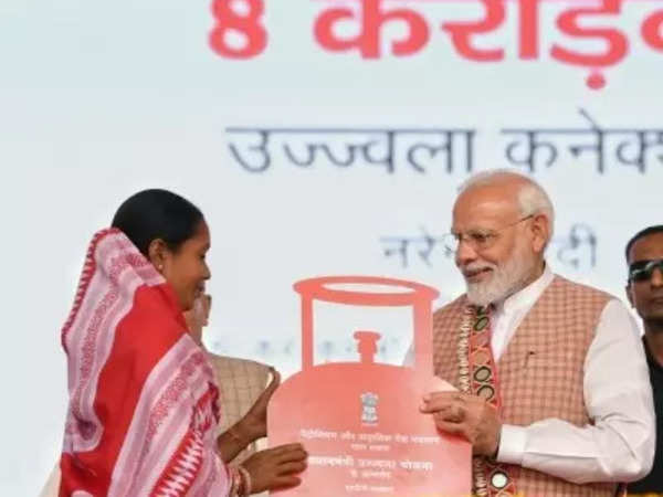  मोदी कैबिनेट ने लिया बड़ा फैसला, उज्जवला योजना के लाभार्थी की सब्सिडी 200 रुपये से बढ़ाकर 300 रुपये