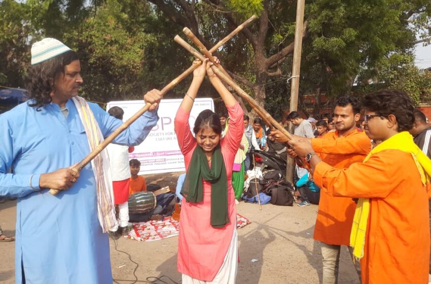  “स्पेस” का नुक्कड़ नाटक “औरतें उठी नही तो” महिलाओं की समस्याओं और शोषण पर करारा प्रहार