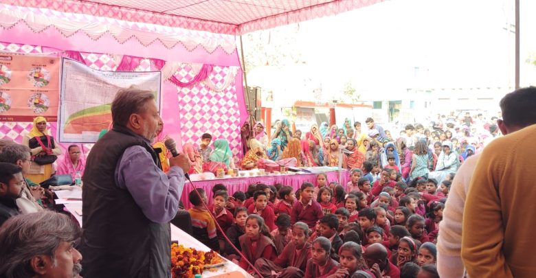  विकसित भारत संकल्प यात्रा के तहत शिकारपुर विधायक ने ग्रामीणों को सरकार की योजनाओं के बारे में दी जानकारी