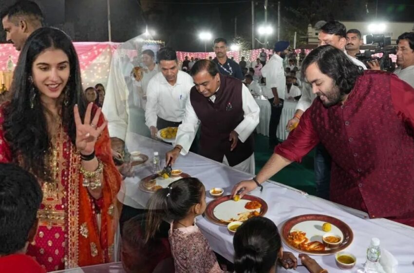  मुकेश अंबानी समेत दूल्हा-दुल्हन ने अन्न सेवा से की प्री-वेडिंग सेरेमनी की शुरुआत, 51 हजार लोगों को खाना परोसा