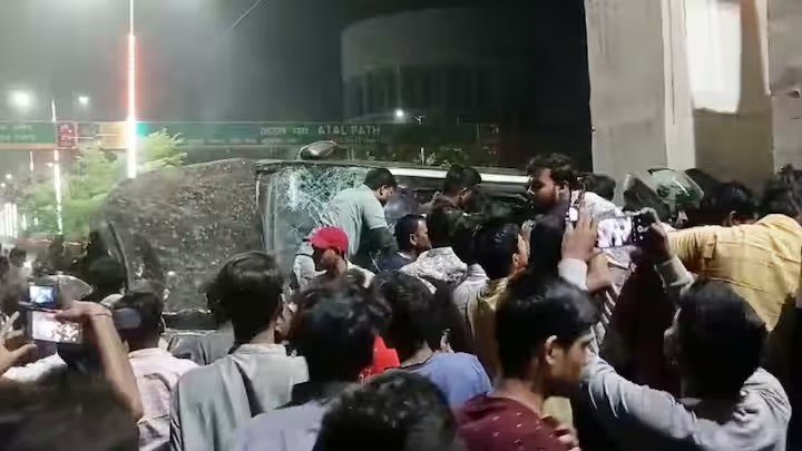  Patna Accident:अटल पथ पर भीषण सड़क हादसा, डिवाइडर से टकराकर पलटी कार, 3 की हालत गंभीर