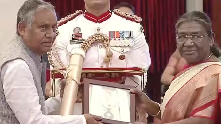  कर्पूरी ठाकुर को भारत रत्न सम्मान,उनके पुत्र रामनाथ ठाकुर को राष्ट्रपति ने सौंपा पुरस्कार