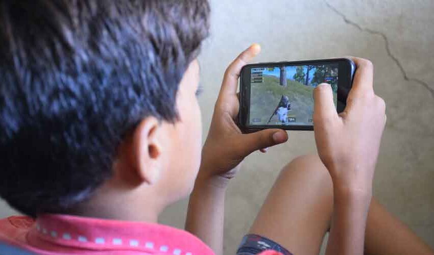  भारत में बढ़ रही है ऑनलाइन गेम खेलने की लत, आंखों पर बुरा असर, आई डिजीज की समस्या?