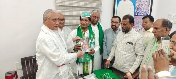  अपने सैकड़ो समर्थकों के ‌साथ RJD में शामिल हुए BSP के पूर्व प्रदेश अध्यक्ष बबन सिंह कुशवाहा