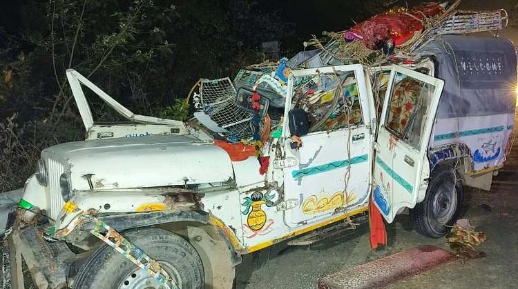  Arrah Accident:आरा में गाड़ी का टायर फटा, 3 की मौत, पति ले जा रहा था पत्नी का शव, उसकी भी मौत