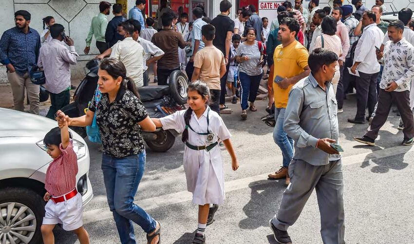  Breaking News: दिल्ली- NCR के 100 स्कूलों को बम से उड़ाने की मिली धमकी, अफरा-तफरी का माहौल